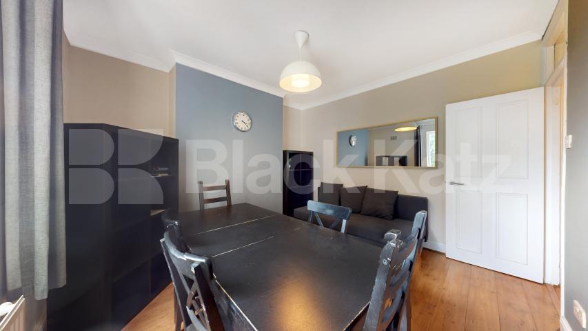 Stylish 3 Bedroom Flat on Quiet Residential Street Rochester Road, Camden